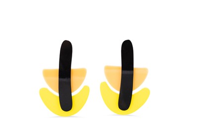 Lot 150 - A PAIR OF ABSTRACT PLASTIC DROP EARRINGS, of...