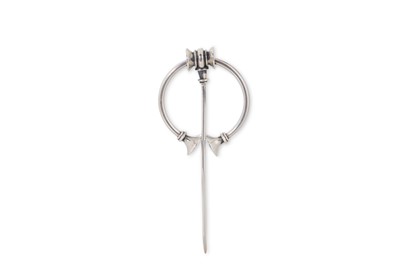 Lot 151 - AN IRISH SILVER PENANNULAR PIN BROOCH, markers...