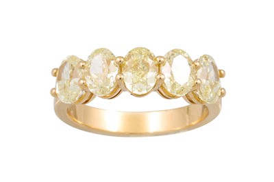 Lot 84 - A YELLOW DIAMOND FIVE STONE RING, the oval...