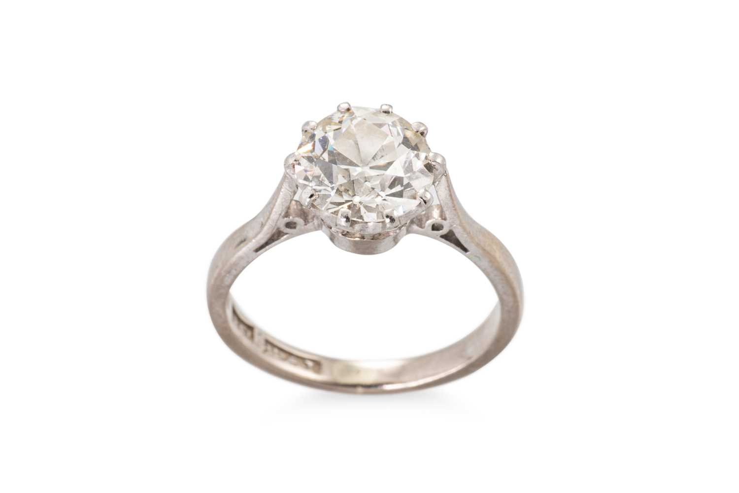 Lot 157 - AN ANTIQUE DIAMOND SOLITAIRE RING, the old...