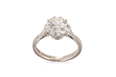 Lot 157 - AN ANTIQUE DIAMOND SOLITAIRE RING, the old...