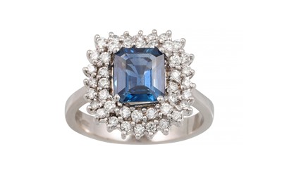 Lot 163 - A DIAMOND AND SAPPHIRE CLUSTER RING, the trap...