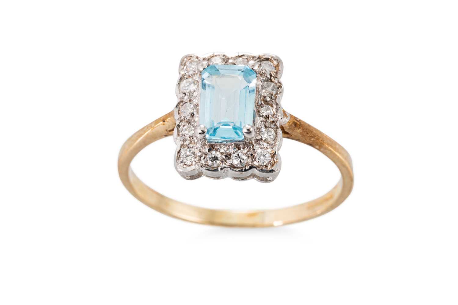 Lot 64 - A DIAMOND AND TOPAZ CLUSTER RING, the...