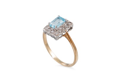 Lot 64 - A DIAMOND AND TOPAZ CLUSTER RING, the...