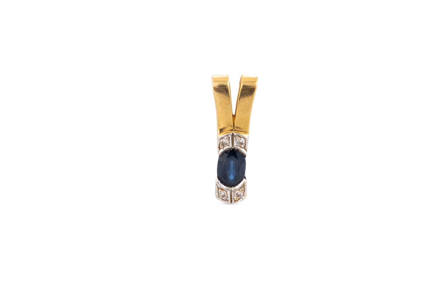 Lot 66 - A DIAMOND AND SAPPHIRE PENDANT, the oval...