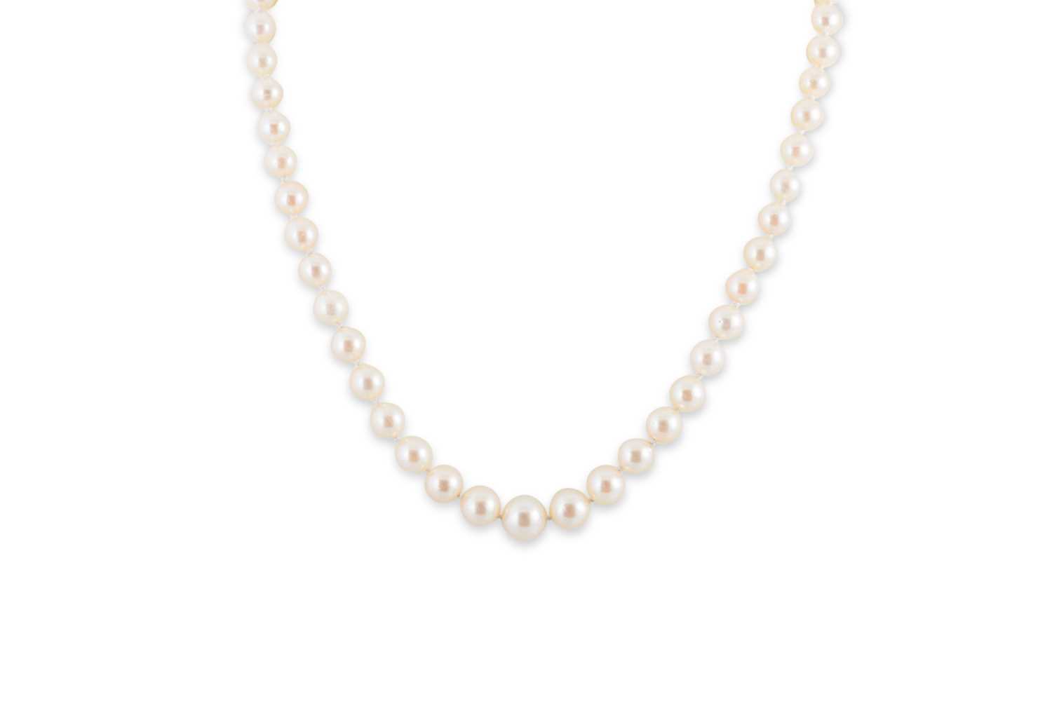 Lot 80 - A CULTURED PEARL NECKLACE, graduated pearls...