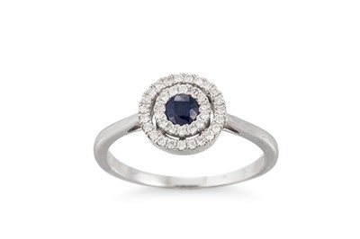 Lot 115 - A DIAMOND AND SAPPHIRE TARGET STYLE CLUSTER...