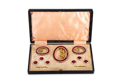 Lot 116 - AN ANTIQUE ENAMEL BUTTON/BELT SUITE, guilloche...