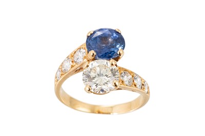 Lot 371 - A VINTAGE SAPPHIRE AND DIAMOND TOI ET MOI RING,...