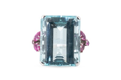 Lot 372 - AN AQUAMARINE AND RUBY COCKTAIL RING, the...