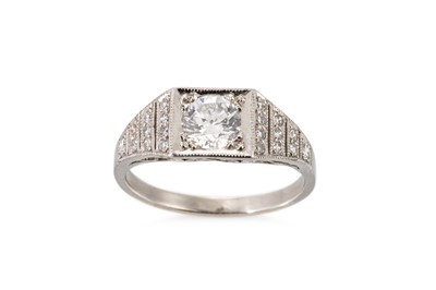 Lot 383 - A VINTAGE DIAMOND SOLITAIRE RING, the round...
