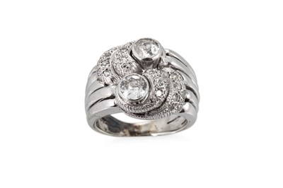 Lot 390 - A RETRO DIAMOND CLUSTER RING, the central old...