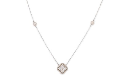 Lot 333 - A DIAMOND CLUSTER NECKLACE, the round...