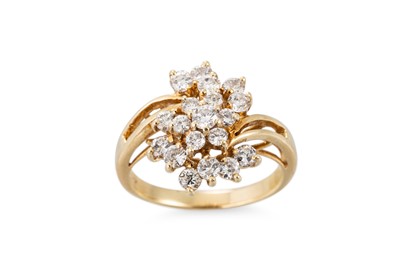 Lot 336 - A DIAMOND CLUSTER RING, the round brilliant...