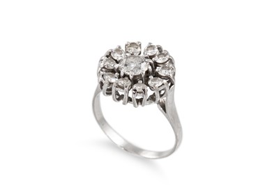 Lot 374 - A DIAMOND DAISY CLUSTER RING, the old cut...