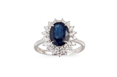 Lot 362 - A SAPPHIRE AND DIAMOND CLUSTER RING, the...