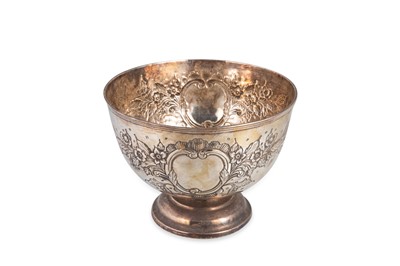 Lot 476 - AN EDWARDIAN IRISH CIRCULAR SILVER FRUIT BOWL,...