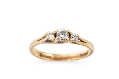 Lot 368 - A DIAMOND THREE STONE RING, the graduated...