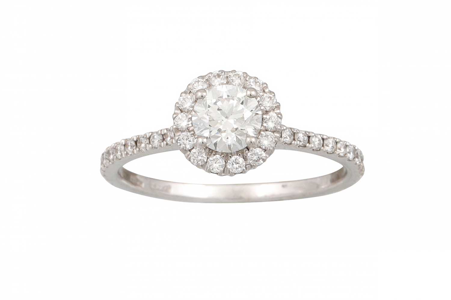 Lot 226 - A DIAMOND CLUSTER RING, of halo design, the...
