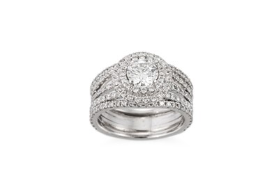 Lot 363 - A DIAMOND HALO CLUSTER RING, the round...