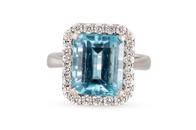 Lot 364 - AN AQUAMARINE AND DIAMOND CLUSTER RING, the...