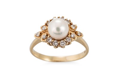 Lot 337 - A DIAMOND AND PEARL SET CLUSTER RING, the...