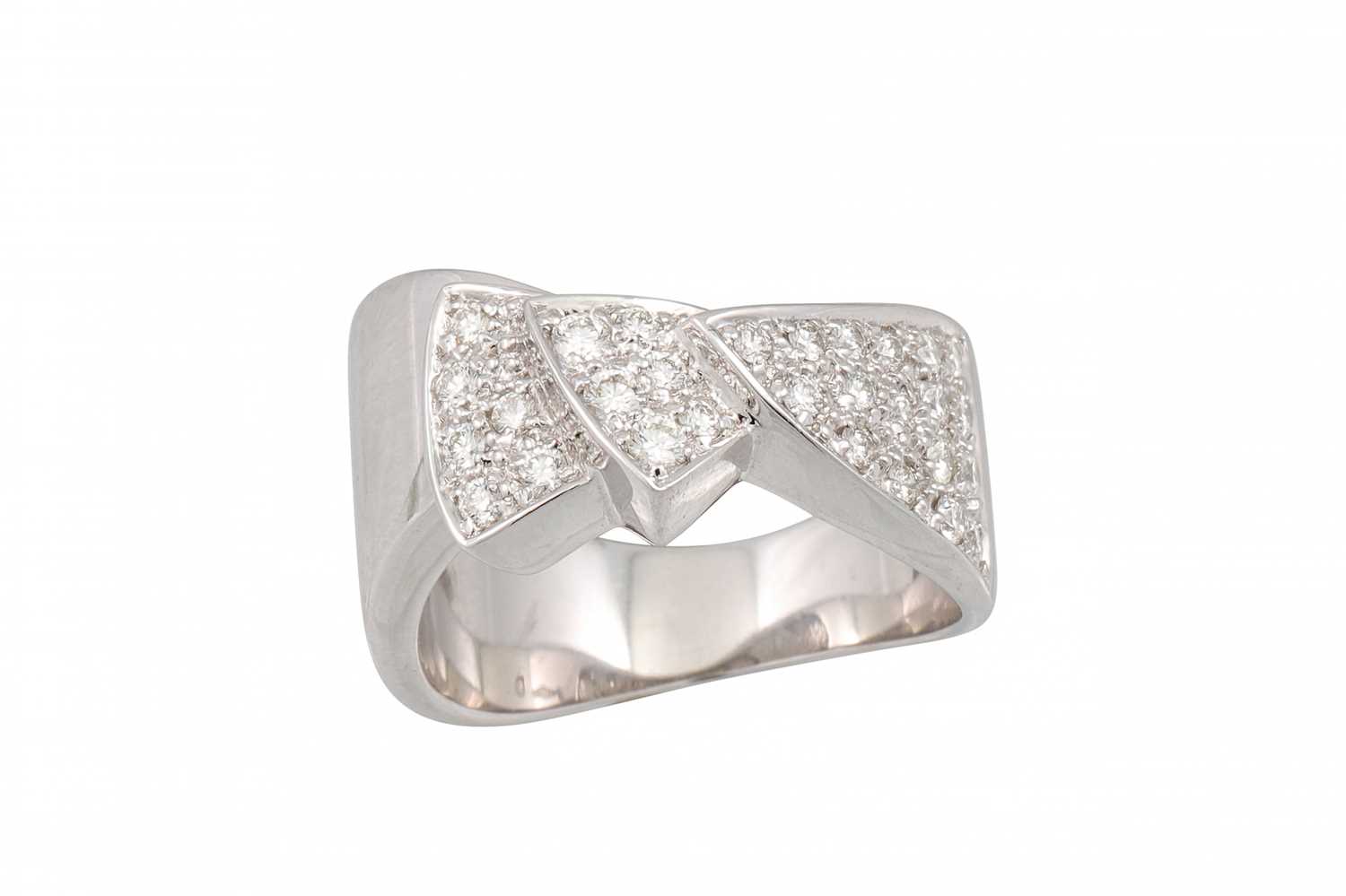 Lot 176 - A DIAMOND CLUSTER RING, modelled as a stylised...