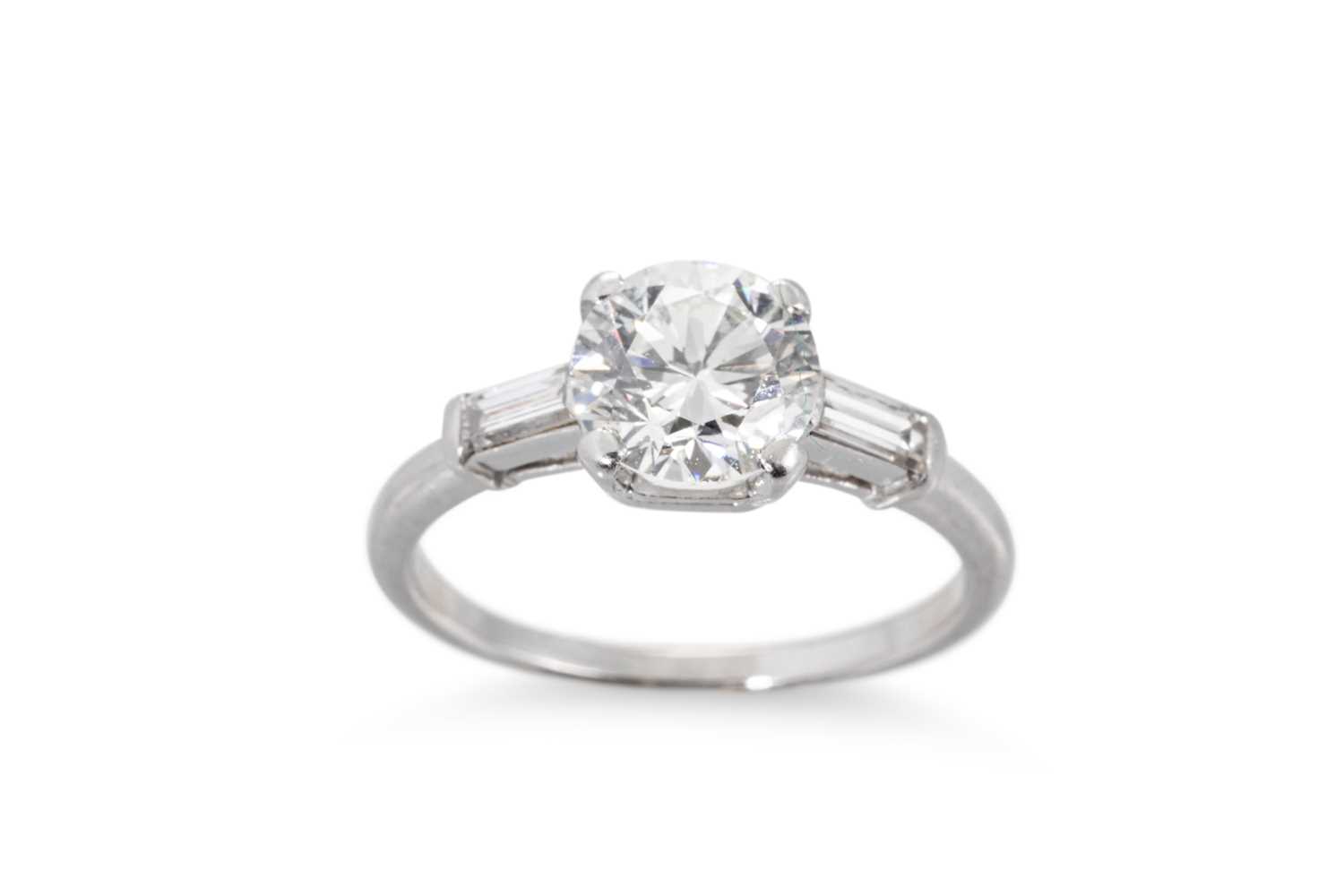 Lot 89 - A DIAMOND SOLITAIRE RING, to tapered diamond...