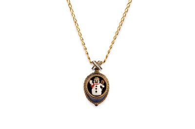 Lot 326 - AN EGG SHAPED YELLOW METAL MODERN PENDANT,...