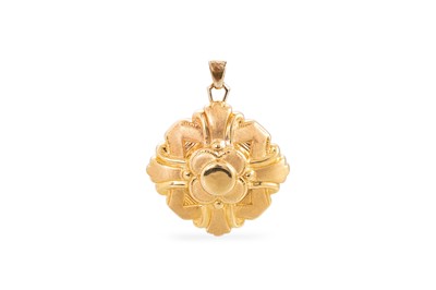 Lot 327 - AN 18CT YELLOW GOLD 'CLAMAS', depicting a...
