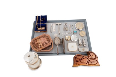 Lot 474 - A LARGE COLLECTION OF ITEMS TO INCLUDE, a pair...