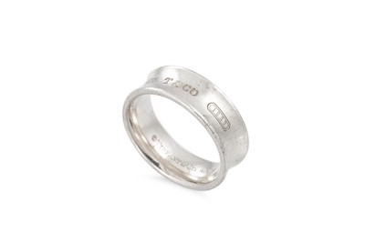 Lot 332 - A TIFFANY & CO. STERLING SILVER (.925) RING,...