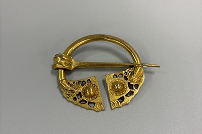 Lot 508 - A LARGE TARA STYLE BROOCH, stamped, 3.5" diameter