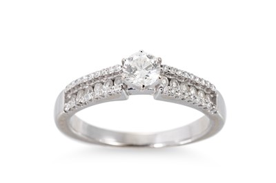Lot 37 - A DIAMOND SOLITAIRE RING, the round brilliant...