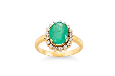 Lot 8 - AN EMERALD AND DIAMOND CLUSTER RING, mounted...