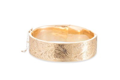 Lot 394 - A 9CT YELLOW GOLD HINGED BANGLE, of hollow...