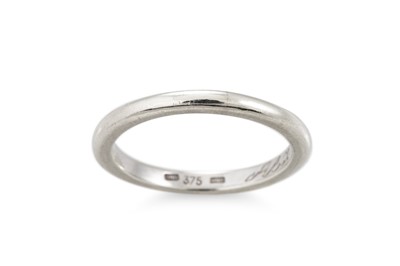 Lot 10 - A 9CT GOLD BAND RING, 3 g. colour and clarity:...