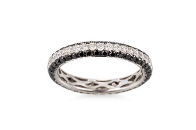 Lot 119 - A BLACK AND WHITE DIAMOND ETERNITY RING,...