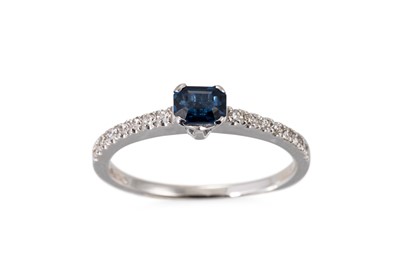 Lot 120 - A DIAMOND AND SAPPHIRE RING, the rectangular...