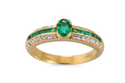 Lot 123 - AN EMERALD AND DIAMOND BAND RING, the oval...