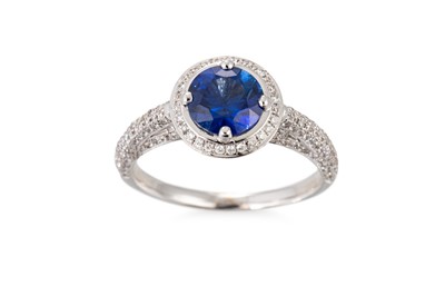 Lot 158 - A SAPPHIRE AND DIAMOND CLUSTER RING, the round...