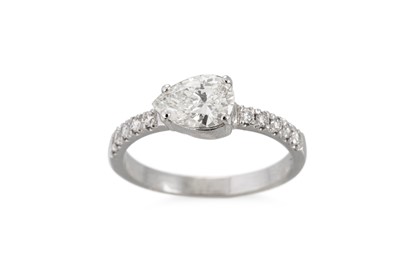 Lot 166 - A DIAMOND SOLITAIRE RING, the pear shaped...