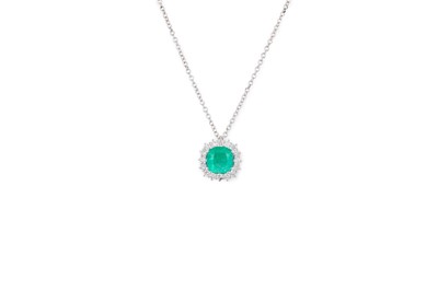 Lot 230 - A DIAMOND AND EMERALD CLUSTER PENDANT, the...