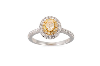 Lot 231 - A YELLOW AND WHITE DIAMOND CLUSTER RING, the...
