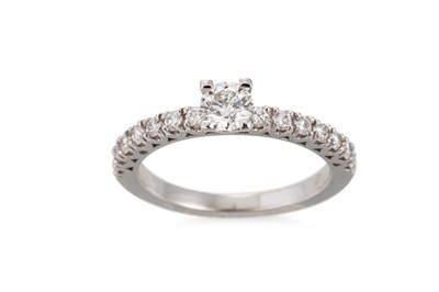 Lot 232 - A DIAMOND SOLITAIRE RING, the round diamond to...