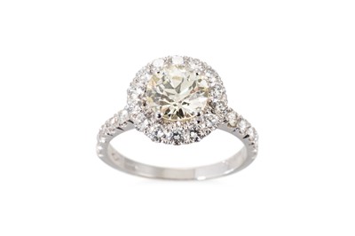 Lot 234 - A DIAMOND CLUSTER RING, the round diamond to...