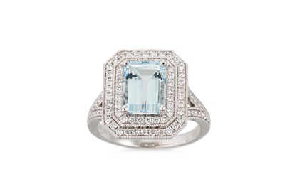 Lot 235 - A DIAMOND AND AQUAMARINE CLUSTER RING, the...