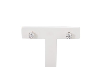 Lot 247 - A PAIR OF DIAMOND STUD EARRINGS, the brilliant...