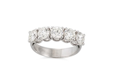 Lot 304 - A FIVE STONE DIAMOND RING, mounted in 18ct...