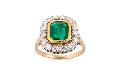 Lot 306 - AN ANTIQUE DIAMOND AND EMERALD RING, the trap...